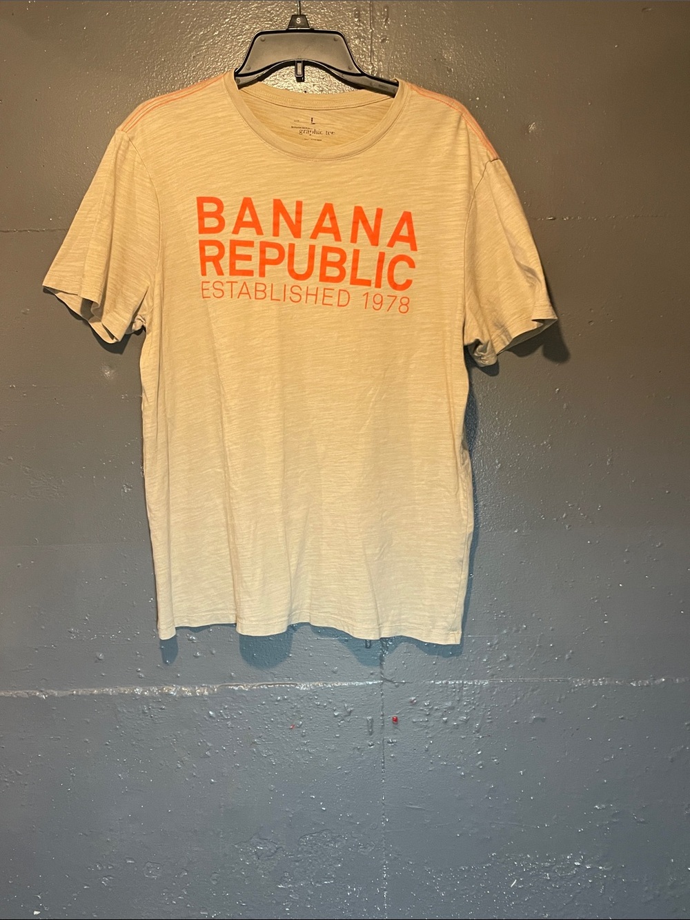 Banana Republic Men's Cream T‑Shirt with Orange Logo Print